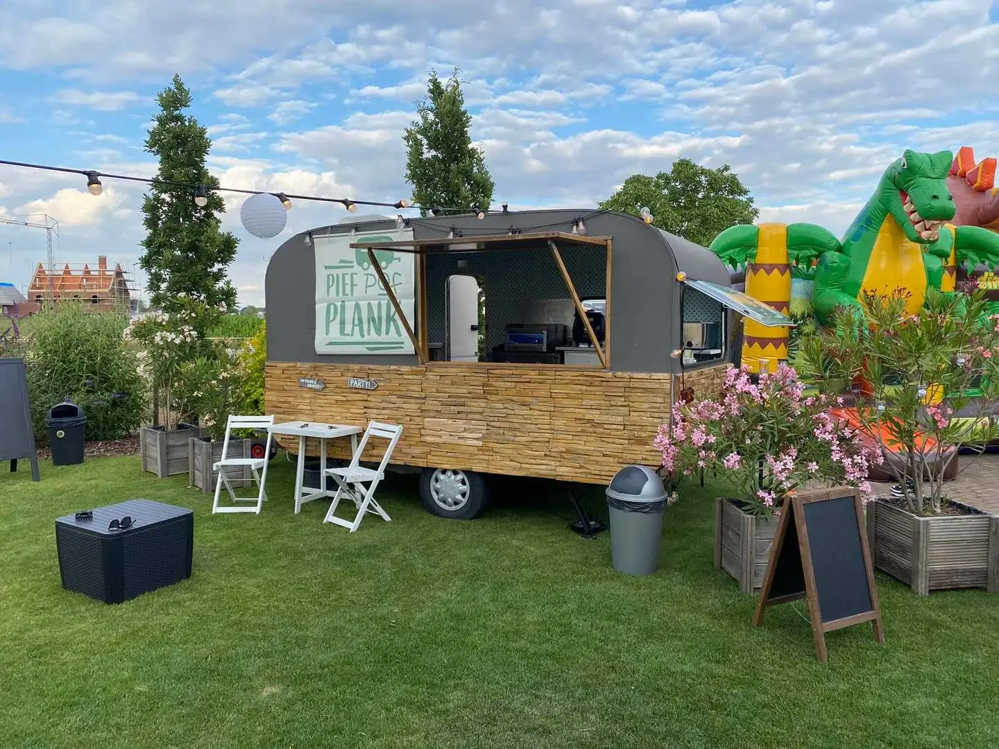 De houten balie van de Pief Pof Plank-foodtruck op een feest